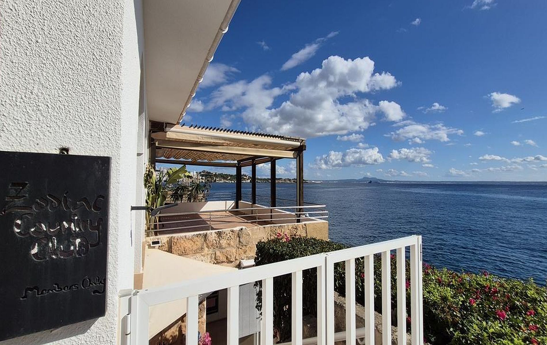 Front line 2 bedroom modern apartment with sea views