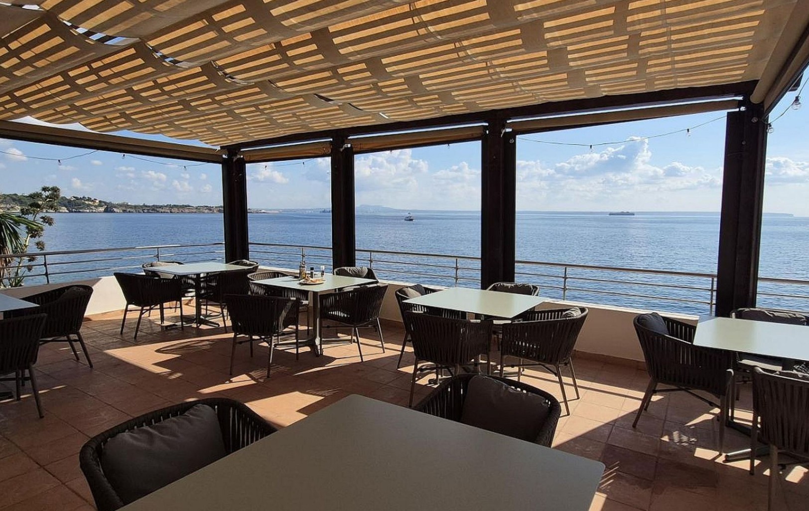 Front line 2 bedroom modern apartment with sea views