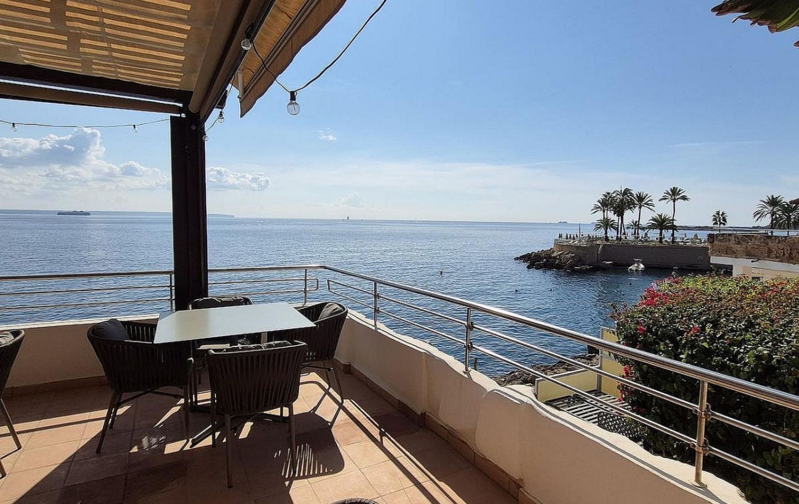 Front line 2 bedroom modern apartment with sea views