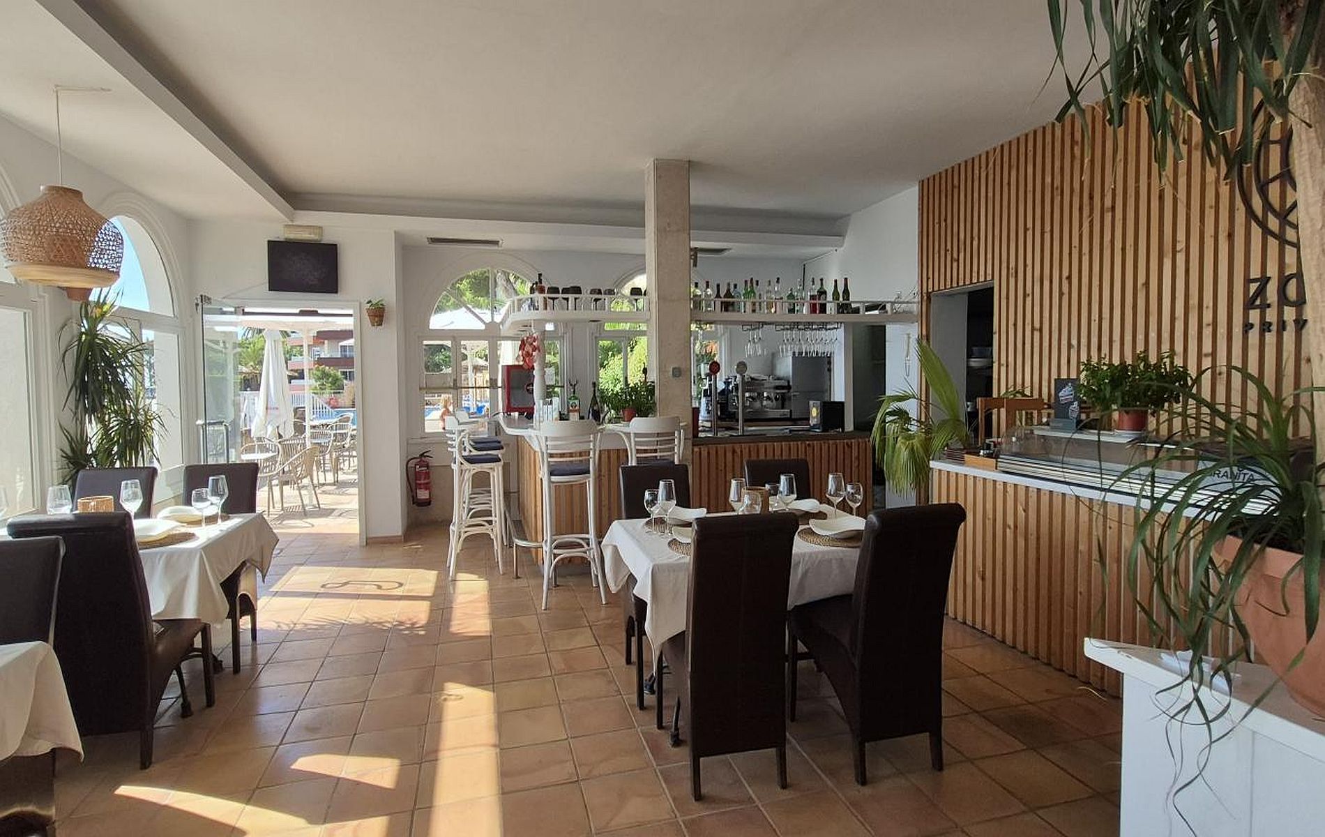 Front line 2 bedroom modern apartment with sea views