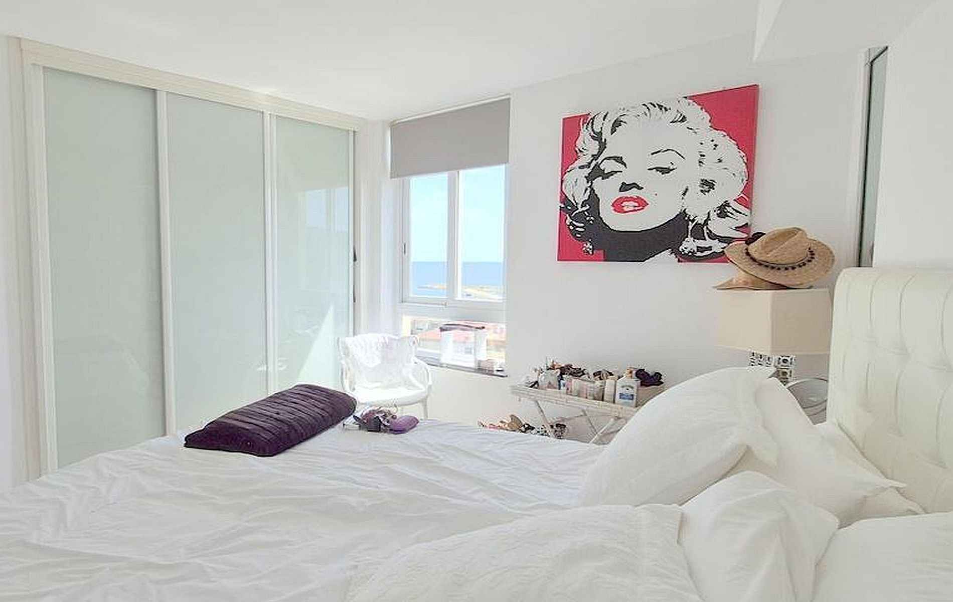 Front line 2 bedroom modern apartment with sea views
