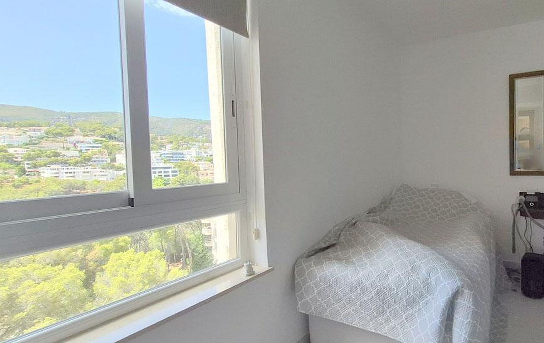 Front line 2 bedroom modern apartment with sea views