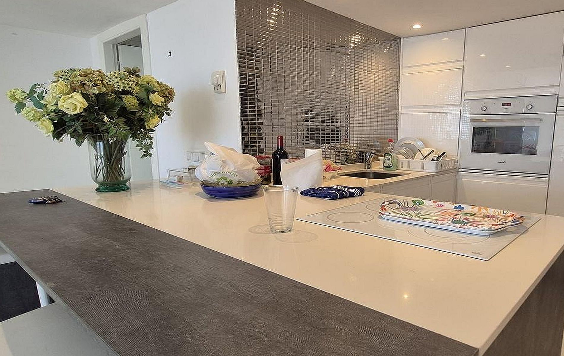 Front line 2 bedroom modern apartment with sea views