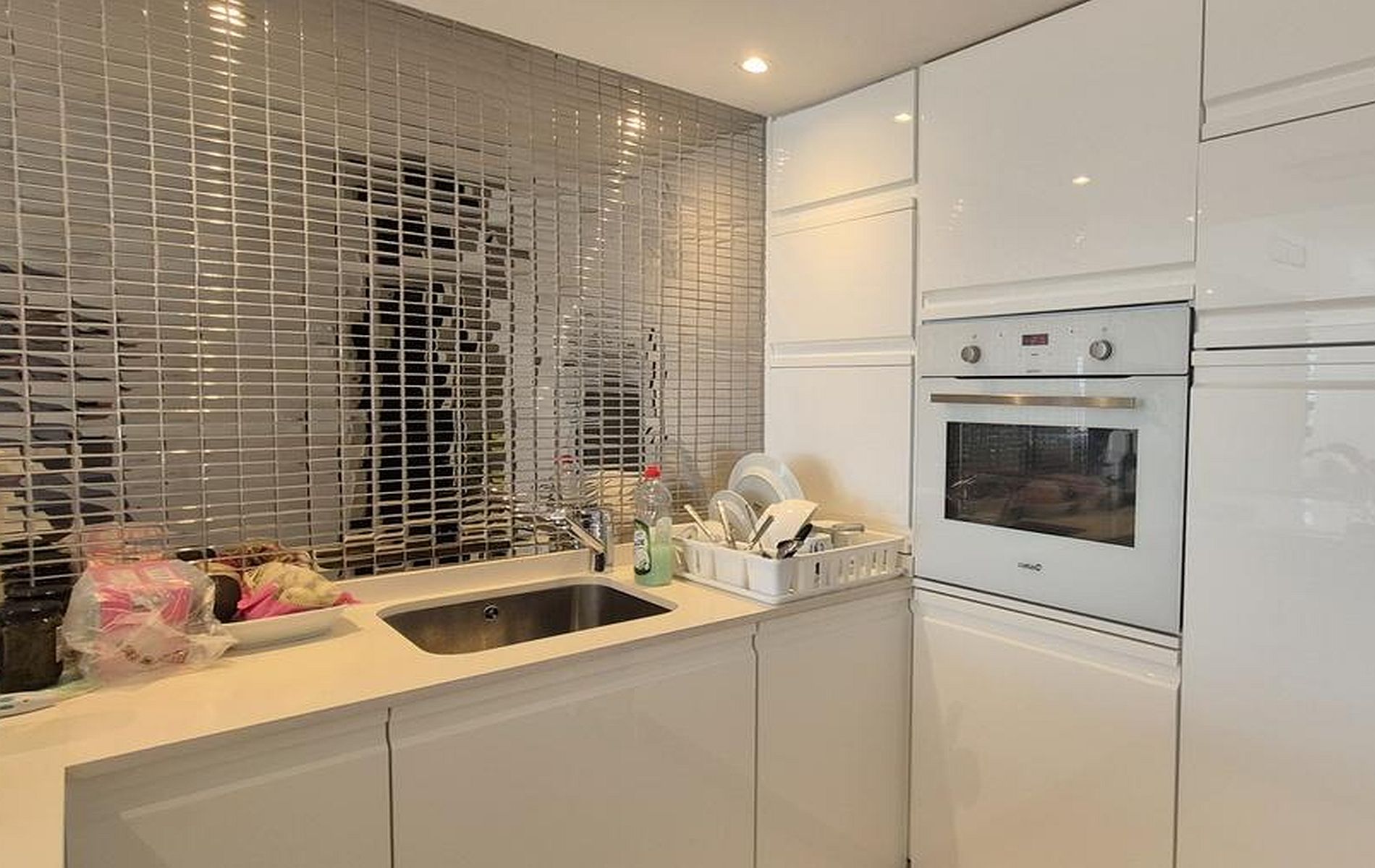 Front line 2 bedroom modern apartment with sea views
