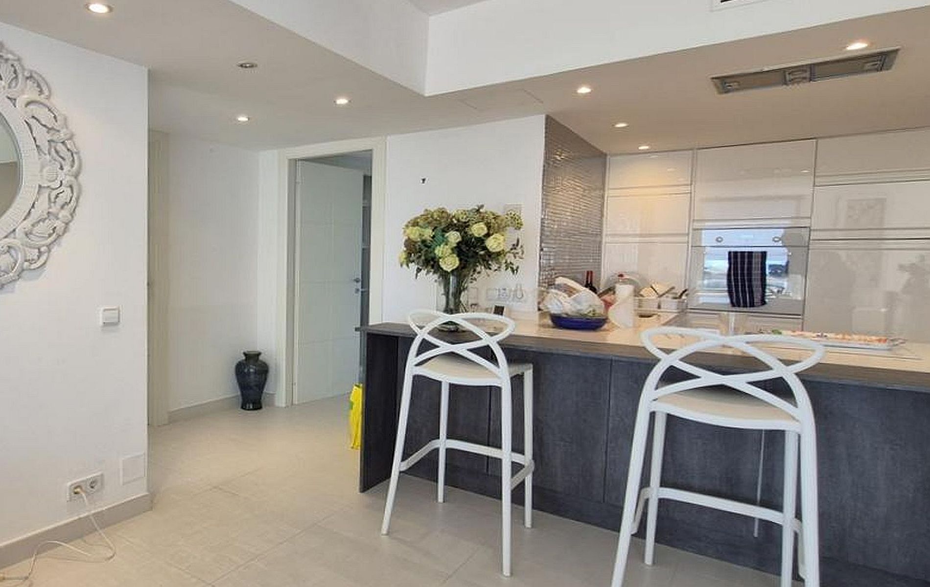 Front line 2 bedroom modern apartment with sea views