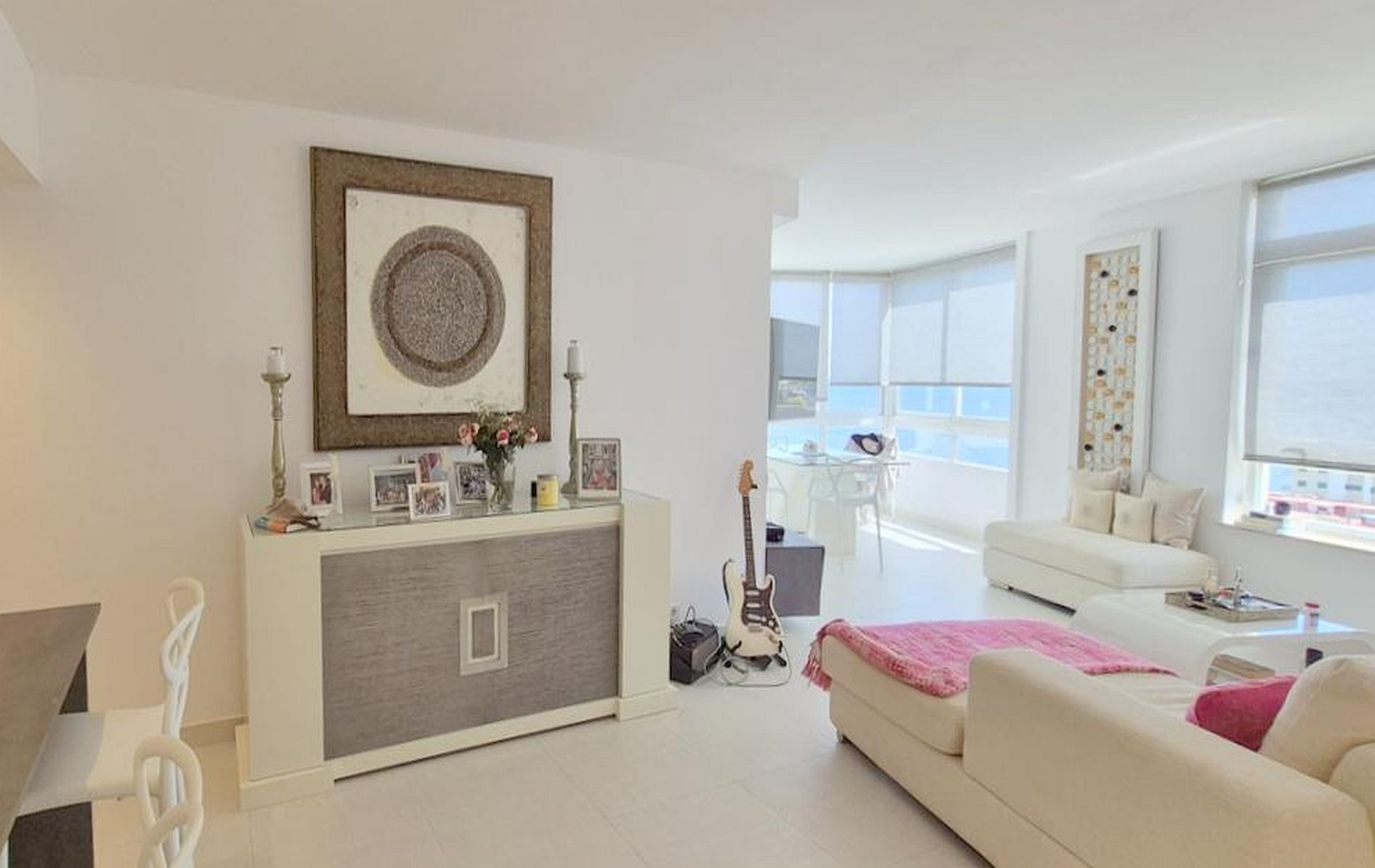 Front line 2 bedroom modern apartment with sea views