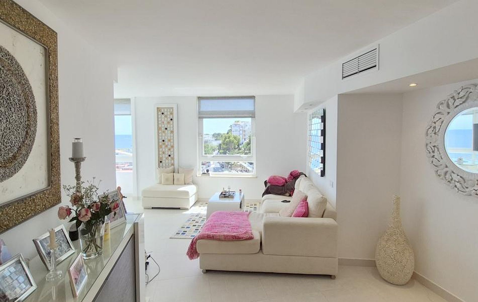 Front line 2 bedroom modern apartment with sea views