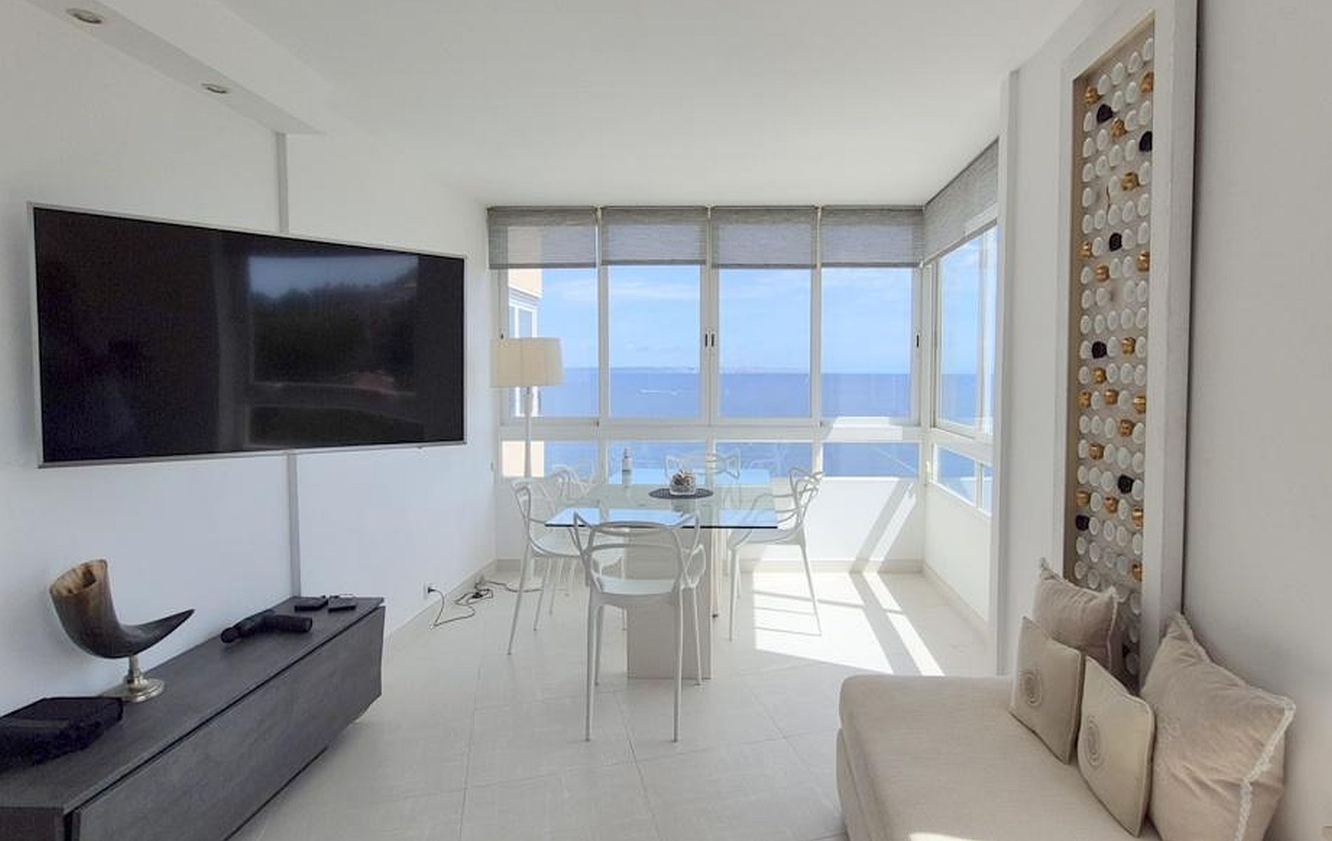 Front line 2 bedroom modern apartment with sea views