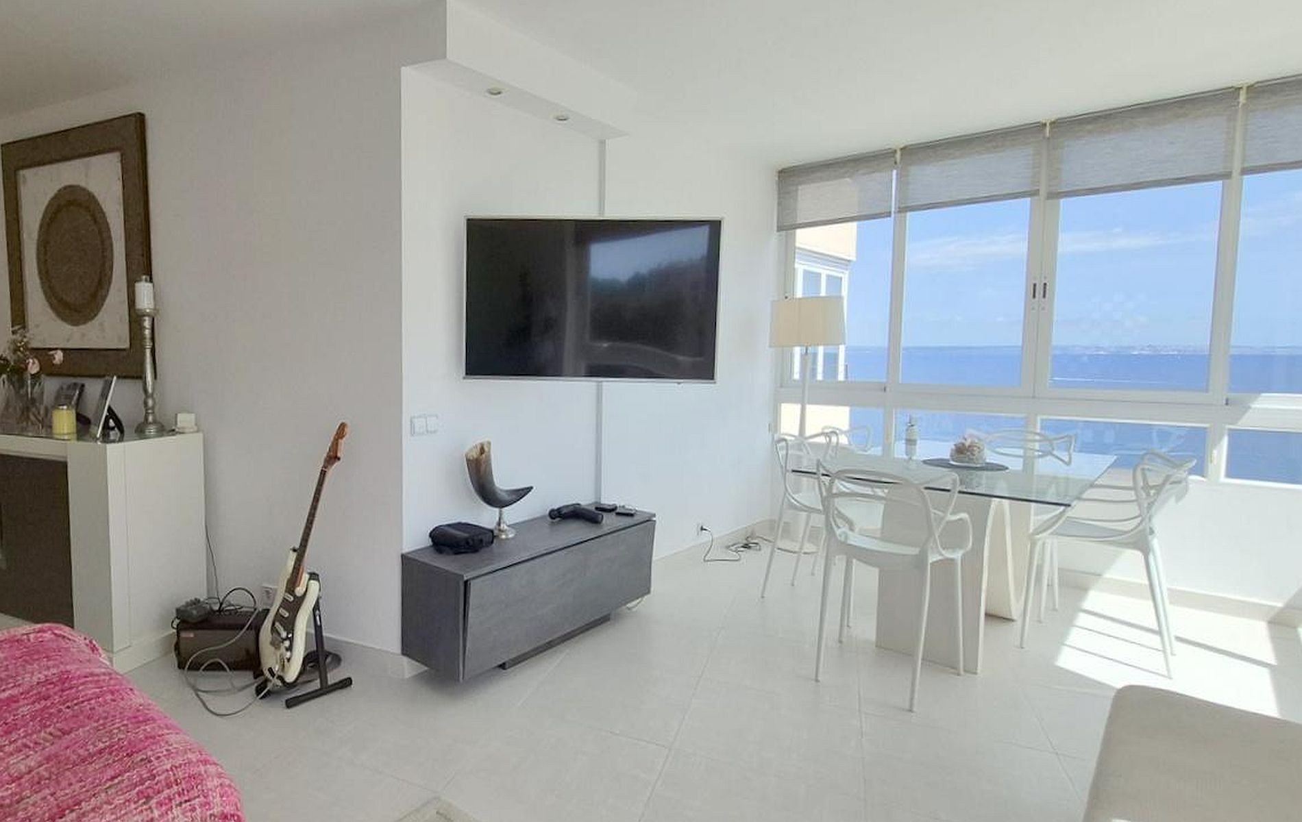 Front line 2 bedroom modern apartment with sea views