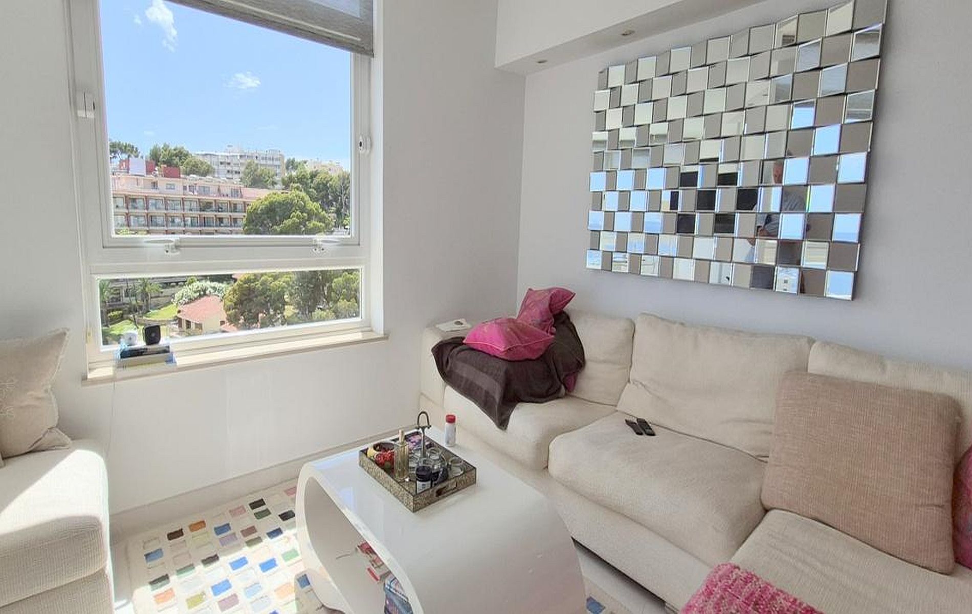Front line 2 bedroom modern apartment with sea views