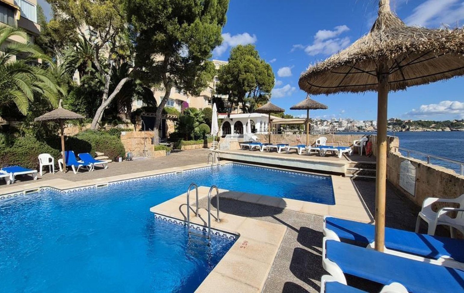 Front line 2 bedroom modern apartment with sea views