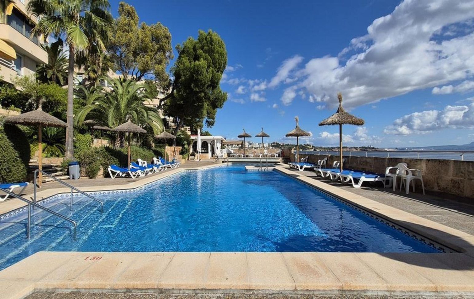 Front line 2 bedroom modern apartment with sea views