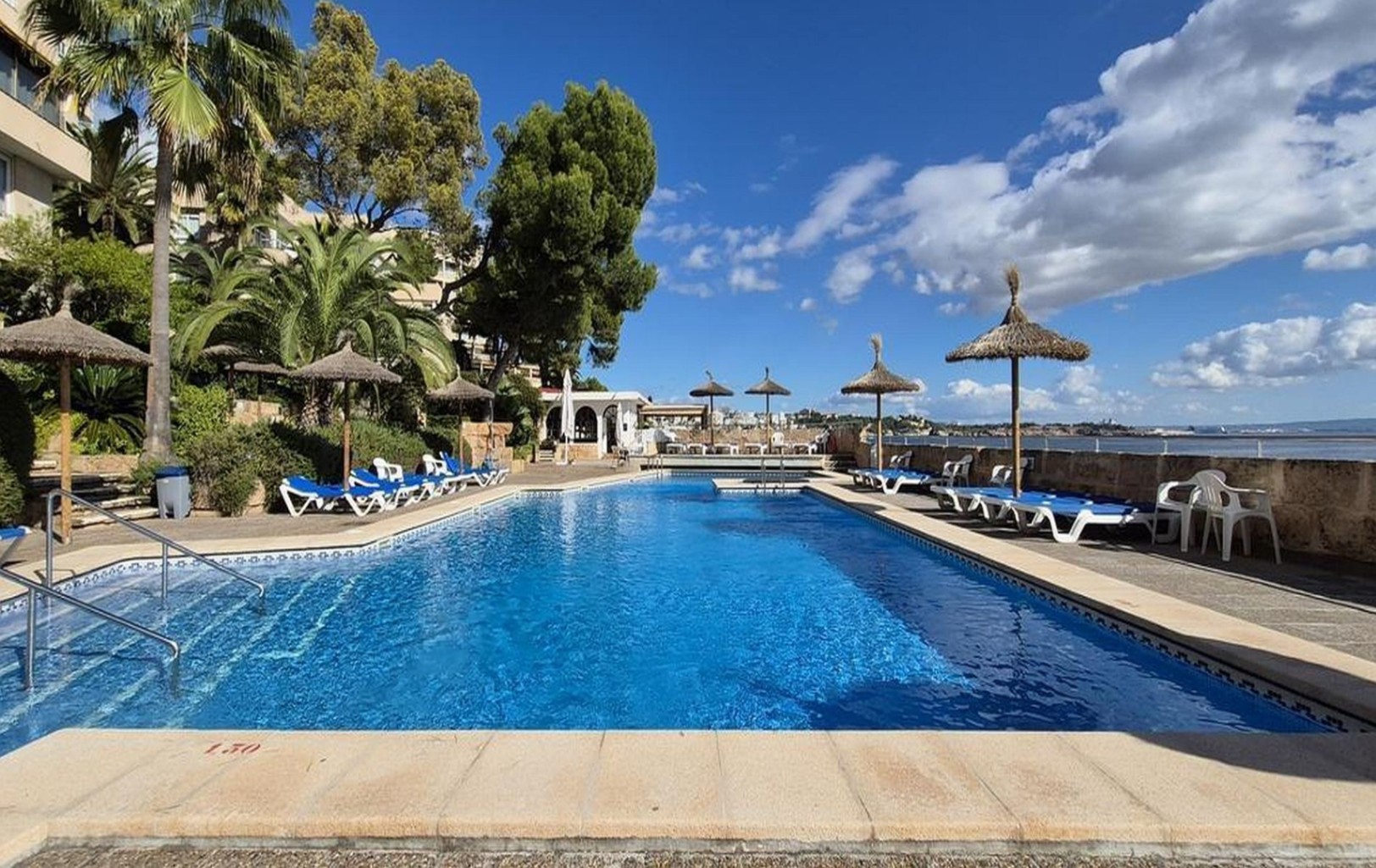 Front line 2 bedroom modern apartment with sea views