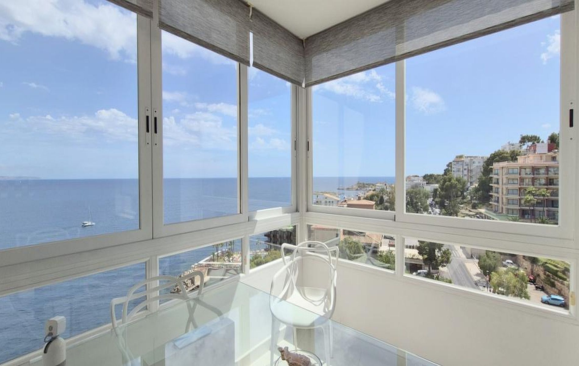 Front line 2 bedroom modern apartment with sea views