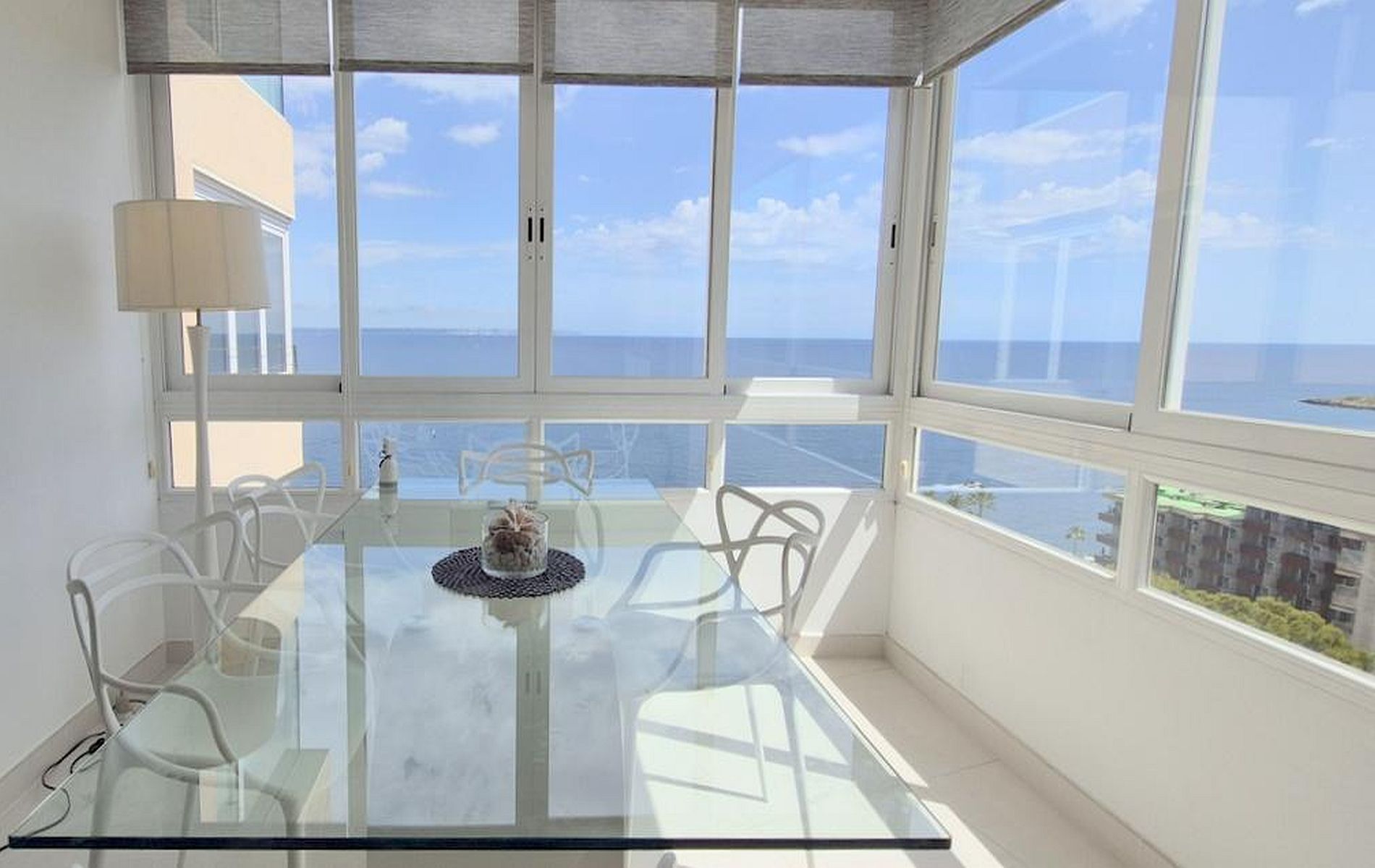 Front line 2 bedroom modern apartment with sea views