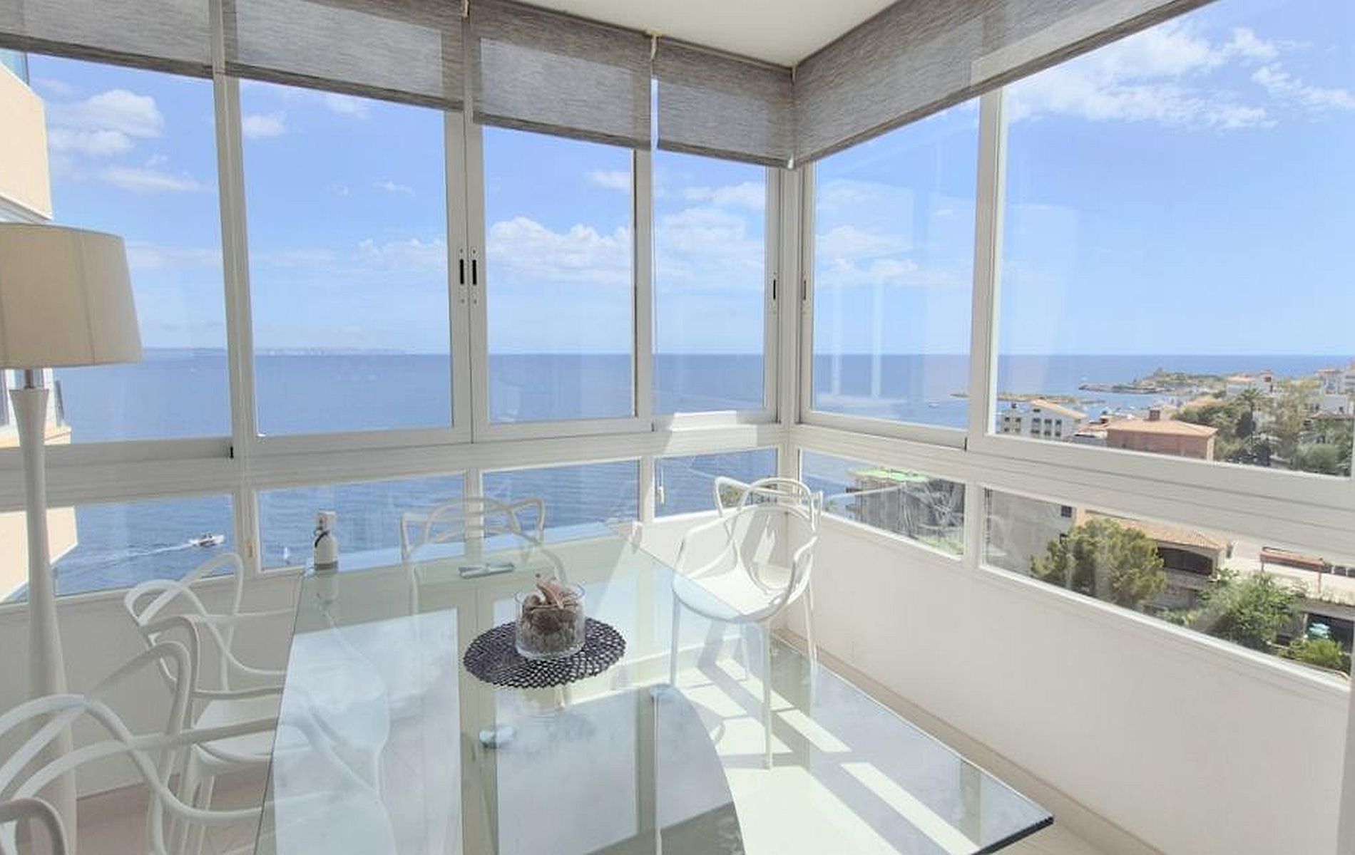 Front line 2 bedroom modern apartment with sea views