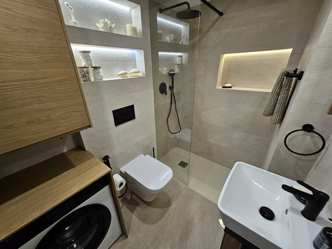 Beautiful fully renovated apartment for long term rental 