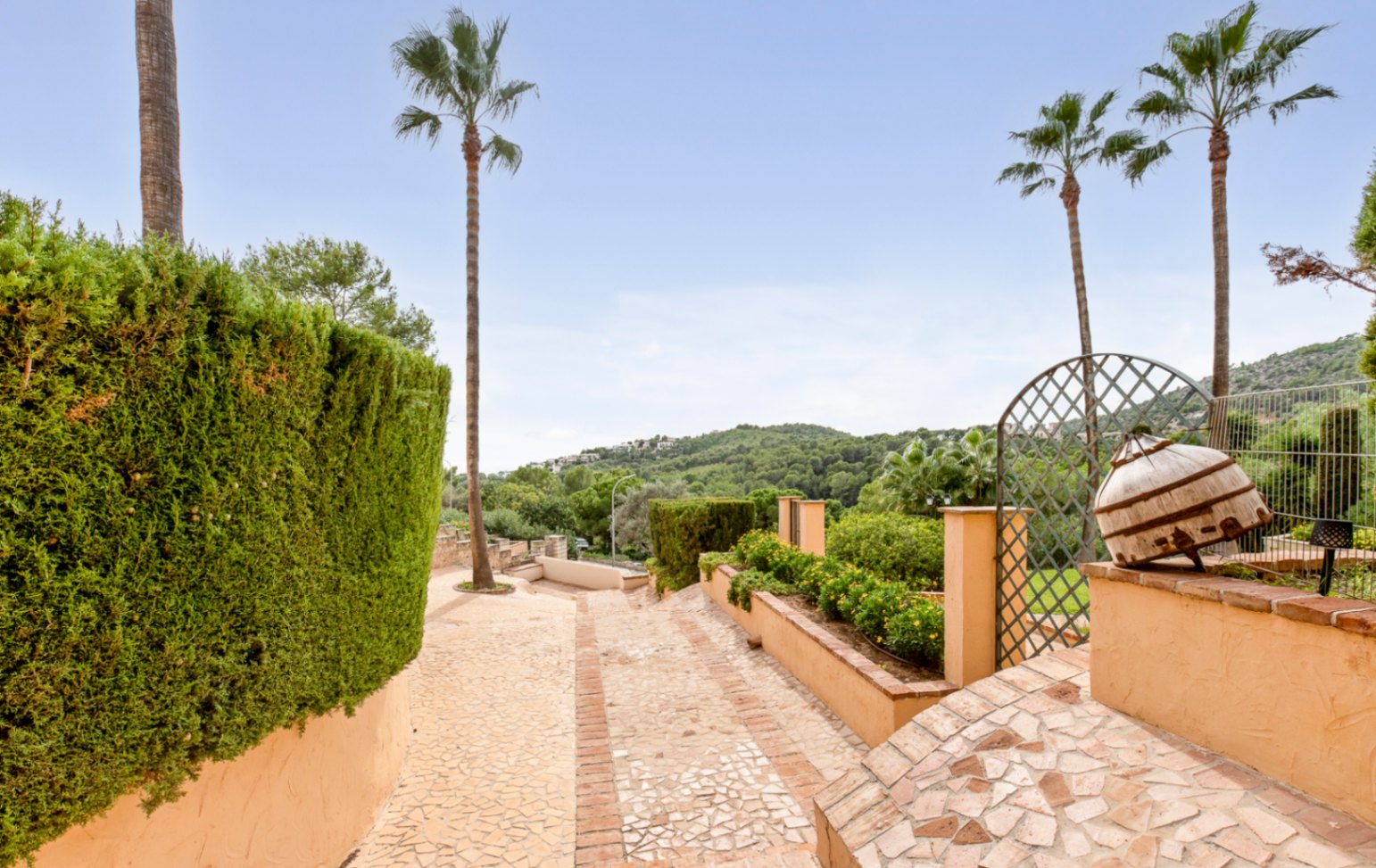 Quality garden apartment with views of Bendinat Castle