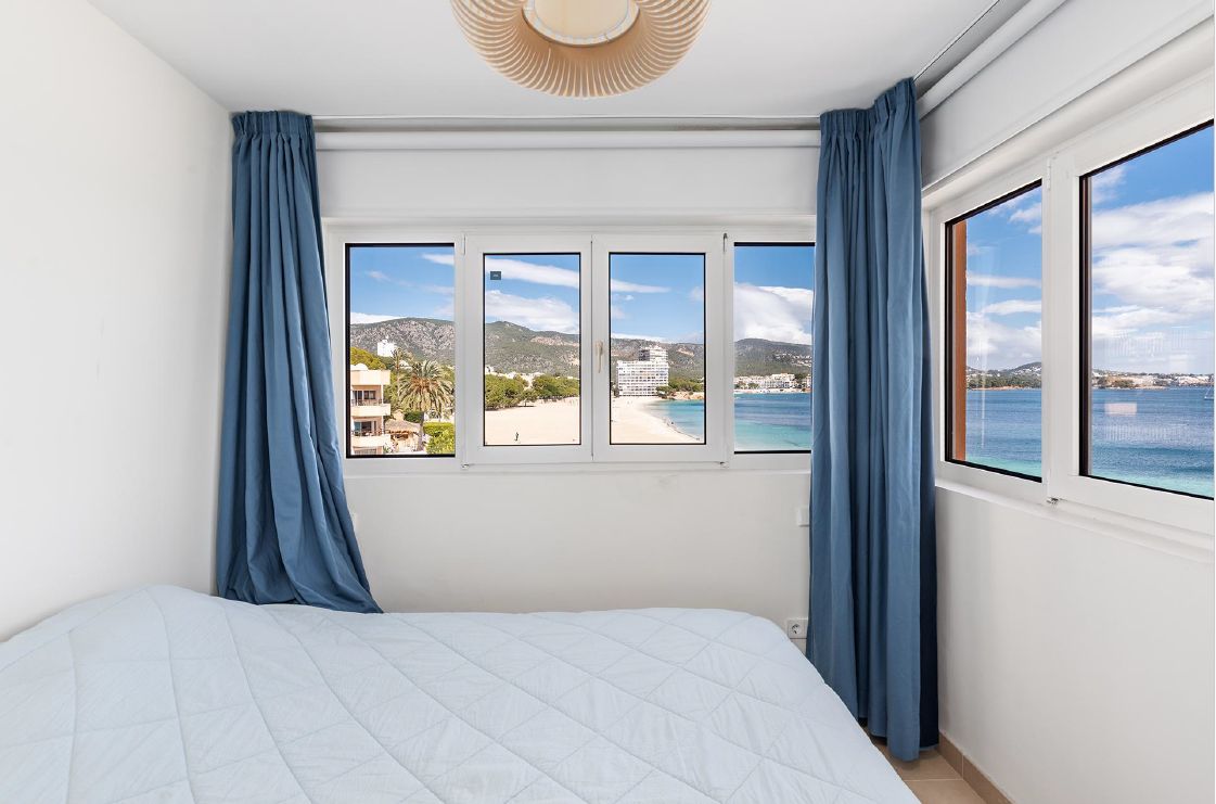 Lägenhet i frontlinjen med spektakulär utsikt över havet och stranden