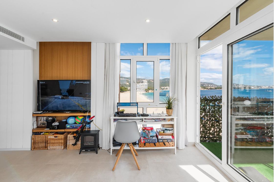 Lägenhet i frontlinjen med spektakulär utsikt över havet och stranden
