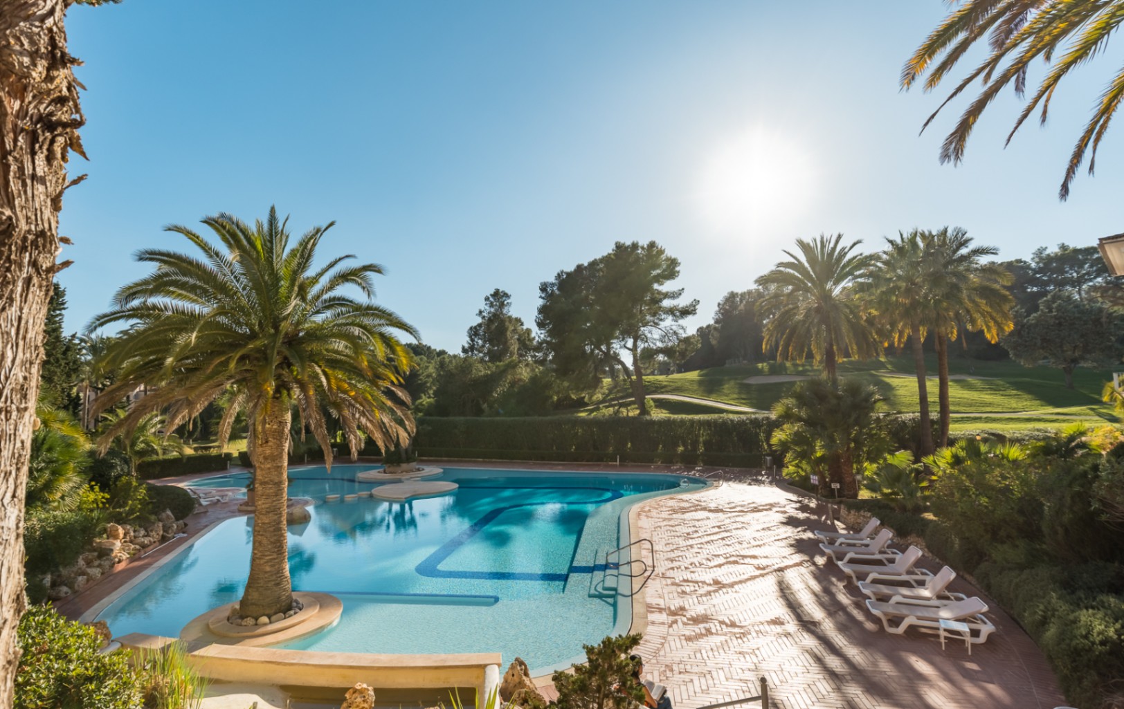 Atractivo apartamento soleado con vistas a la piscina
