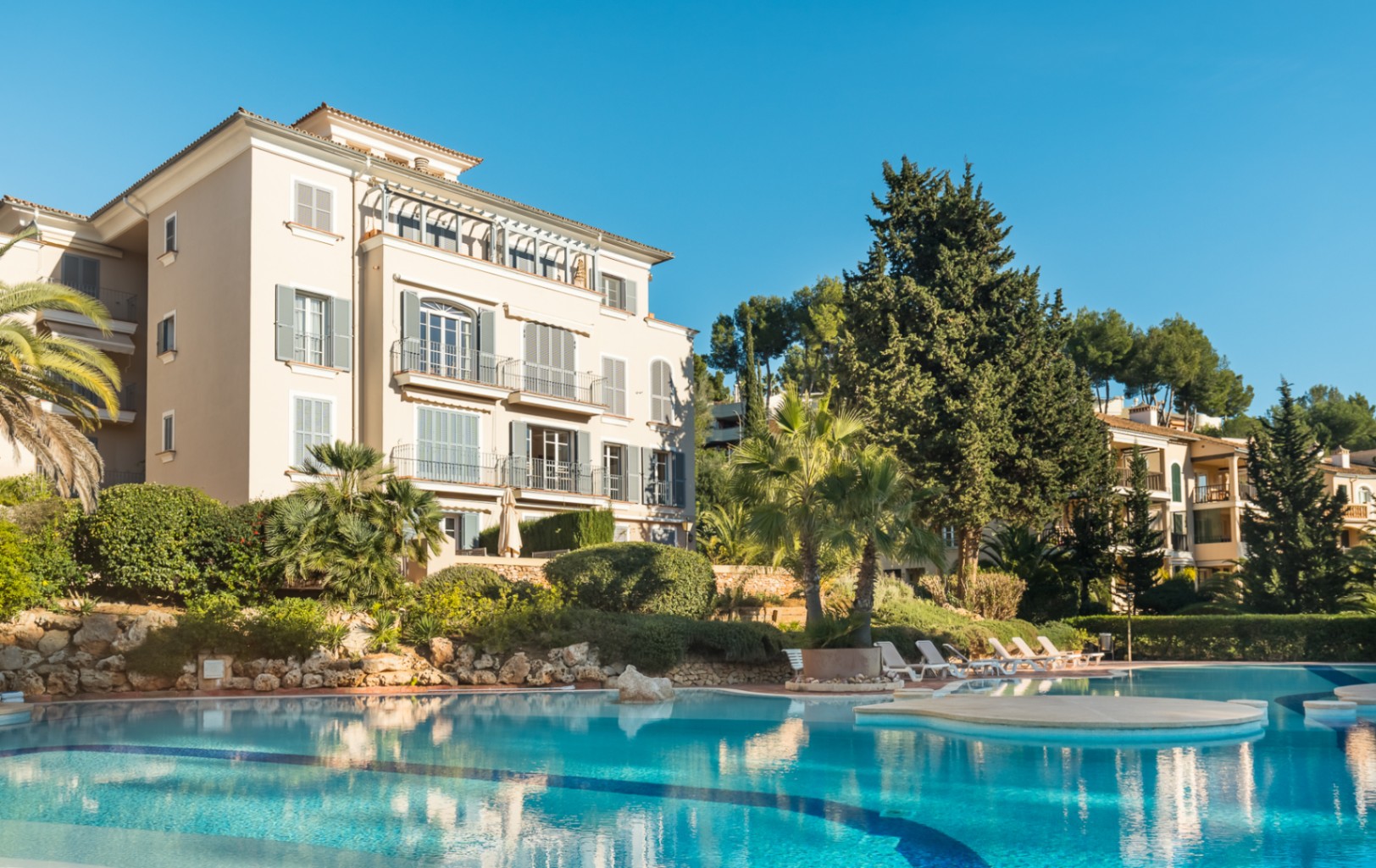 Atractivo apartamento soleado con vistas a la piscina