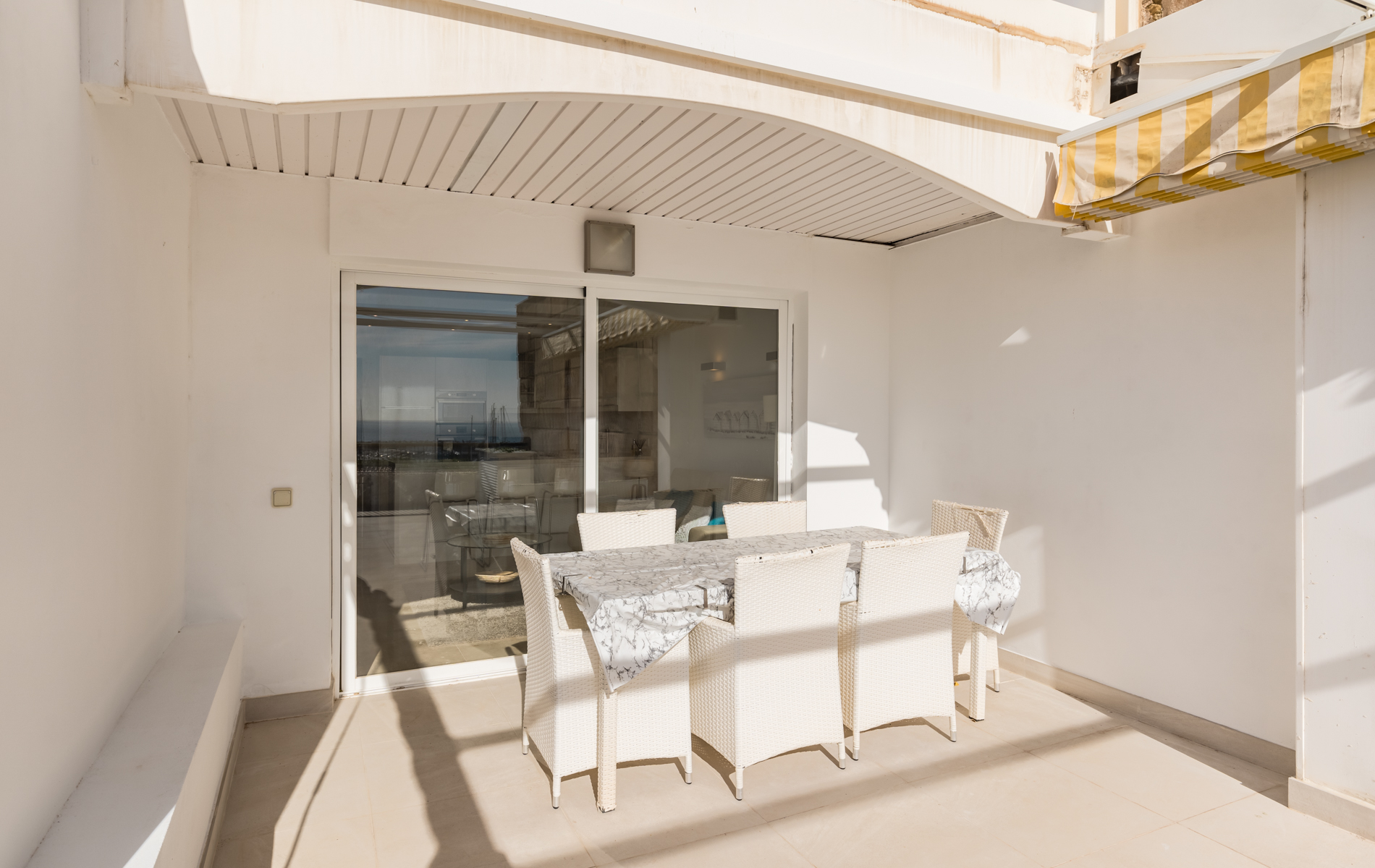 Modern eerstelijns appartement met uitzicht op zee en de jachthaven