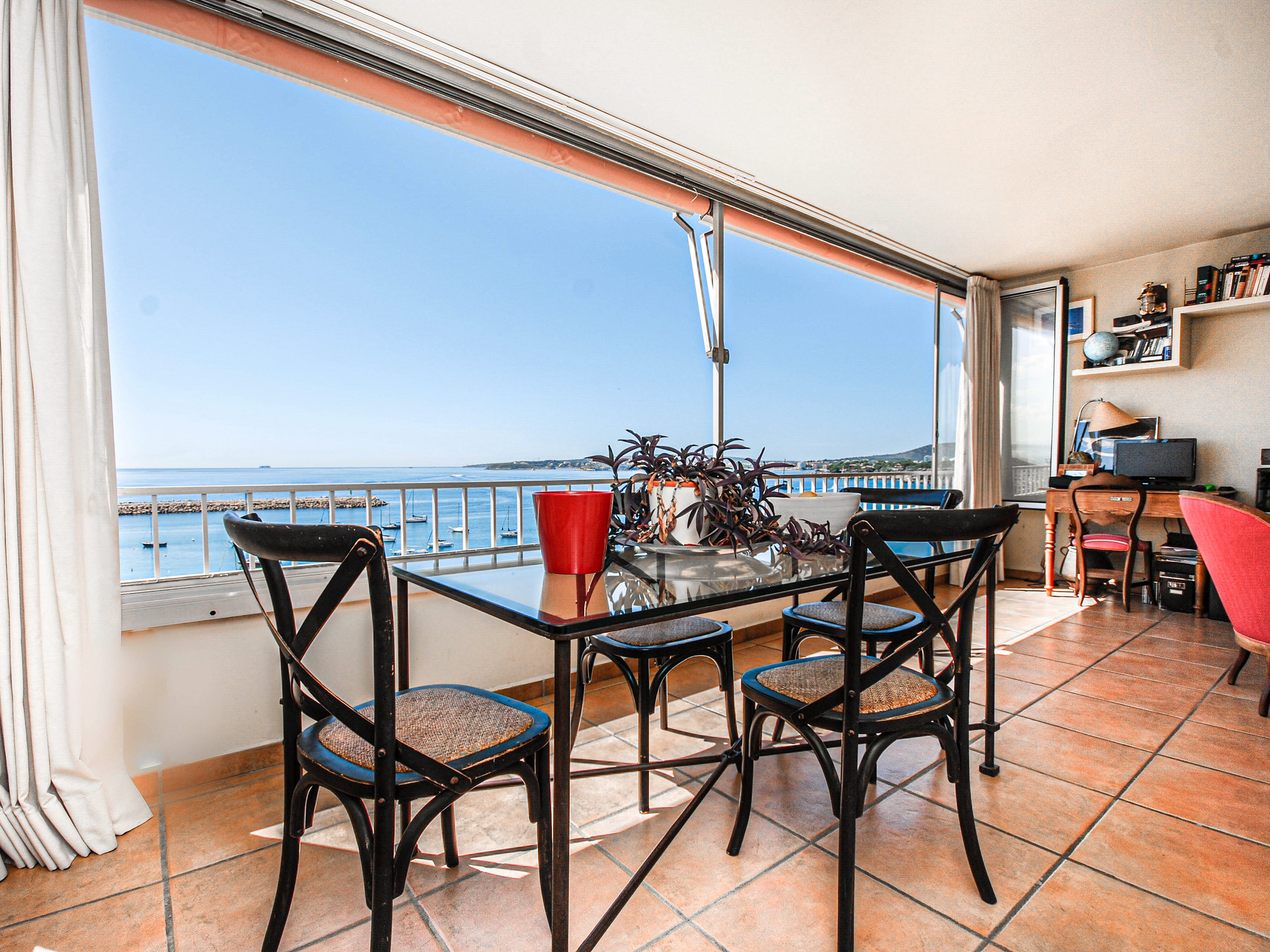 Front line apartment with amazing sea and marina views!