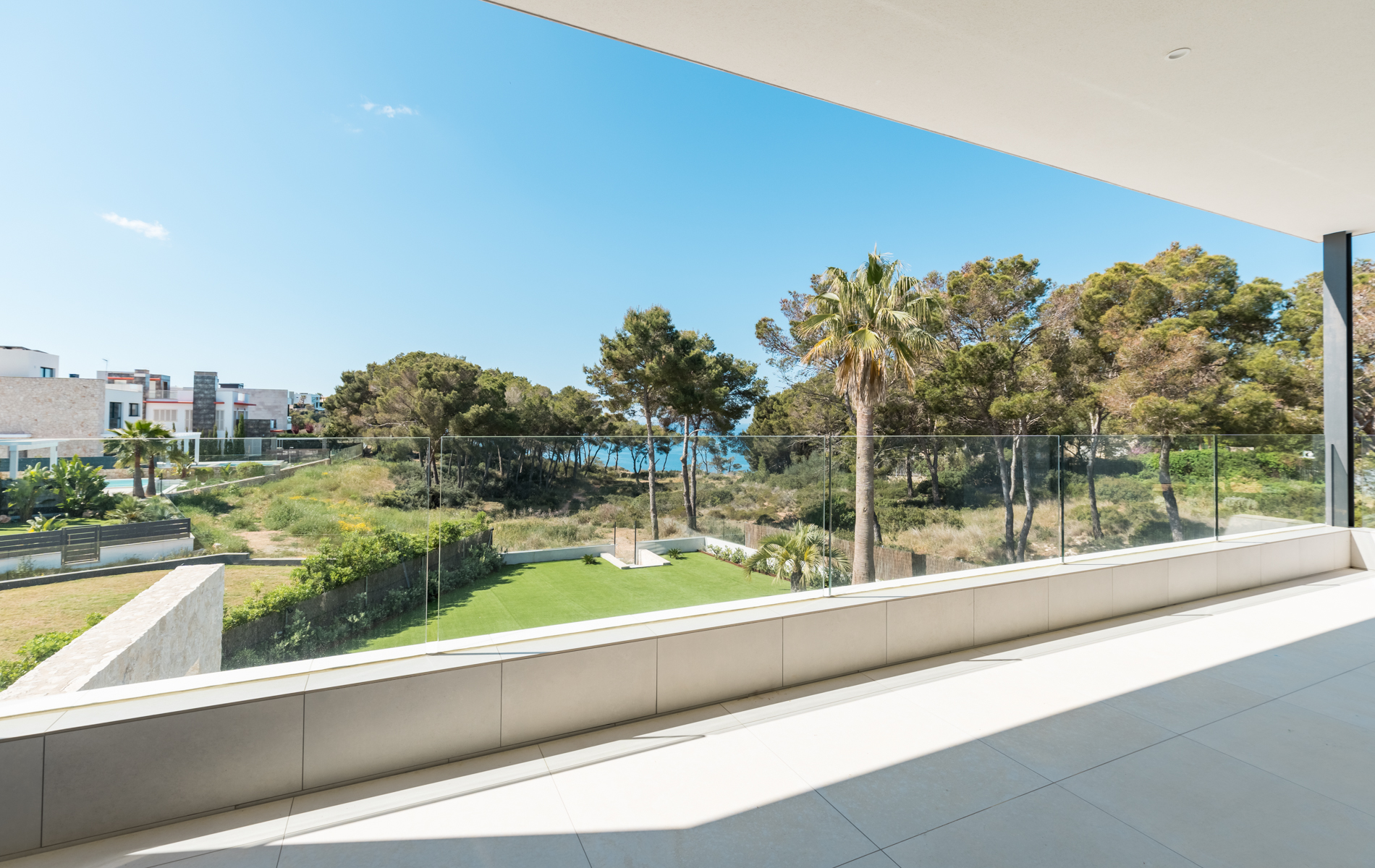 Prachtige nieuwe villa met tuin en zwembad