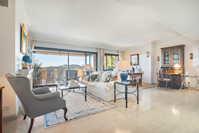 Elegant spacious apartment with panoramic sea views