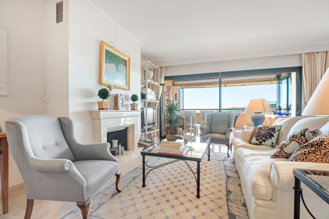 Elegant spacious apartment with panoramic sea views