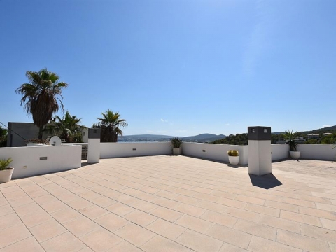 Spacious villa in a peaceful with stunning sea views