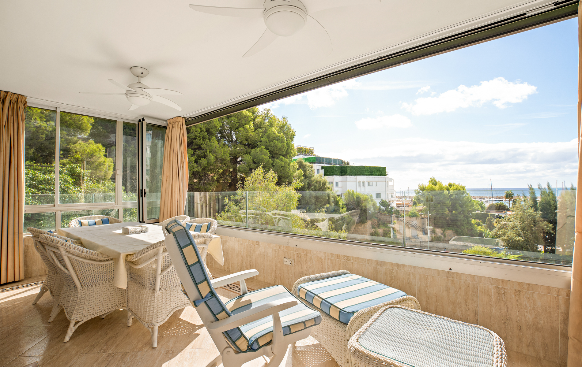 Sunny 3 bedroom apartment with sea view in Puerto Portals marina
